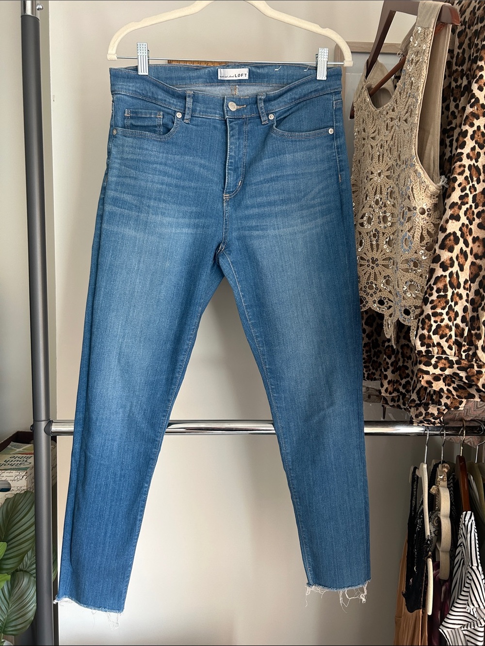 Loft 29 8 High-Rise Blue skinny crop frayed bottoms Jeans
